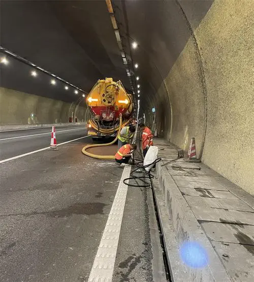 南雄隧道排水渠清淤